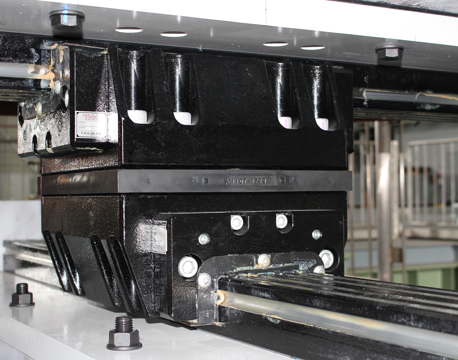 Cross linear bearing mechanism close-up